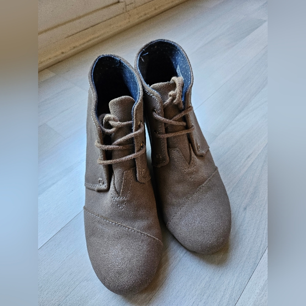 Toms lace up wedge bootie size 6